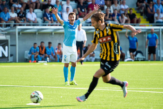 Malmö FFs Markus Rosenberg gestikulerar