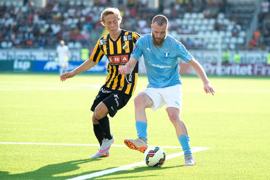 Närkamp mellan Häckens Adam Andersson och Malmö FFs Jo