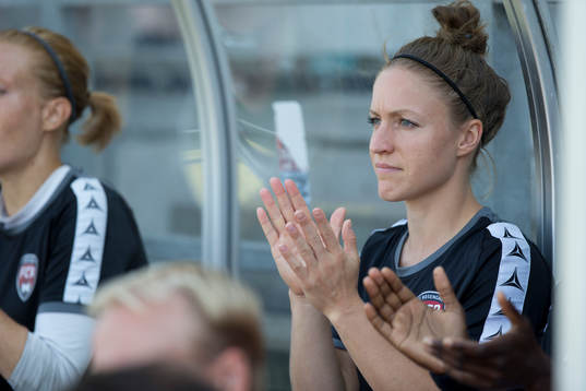 Rosengårds Joseé Belanger på bänken