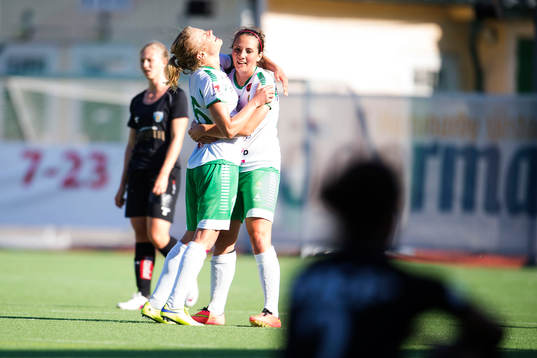 Hammarbys spelare jublar
