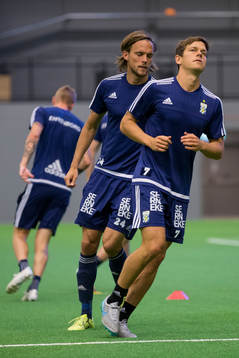 IFK Göteborgs Tom Pettersson och Mads Albaek, i bakgrunden