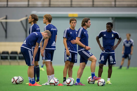 IFK Göteborgs Mads Albaek och Gustav Svensson (mitten)
