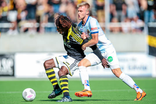 s Mohamed Bangura och Gefles Robin Nilsson i en kamp om