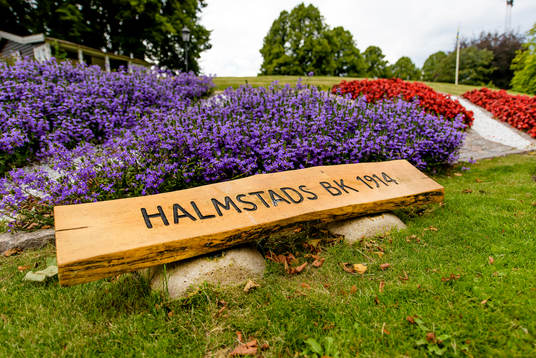 Blomsterarrangemang på Örjans Vall före fotbollsmatchen