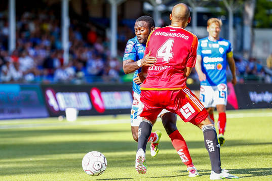 Åtvidabergs John Owoeri försöker ta sig förbi IFK