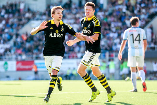 s Johan Blomberg, tv, firar sitt 2-1 mål