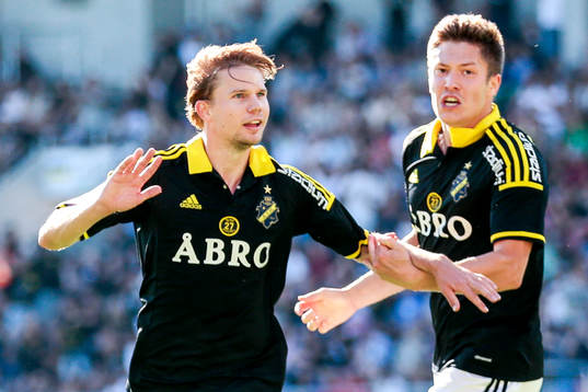 s Johan Blomberg, tv, firar sitt 2-1 mål