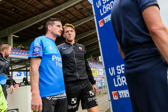 Halmstads James Keene och Örebros Martin Broberg före