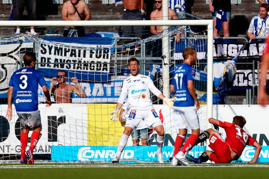 Åtvidabergs målvakt Gustav Jansson reagerar vid 0-1-målet