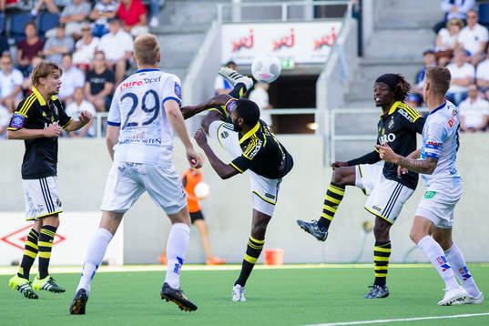 s Henok Goitom försöker sig på en klack mot mål