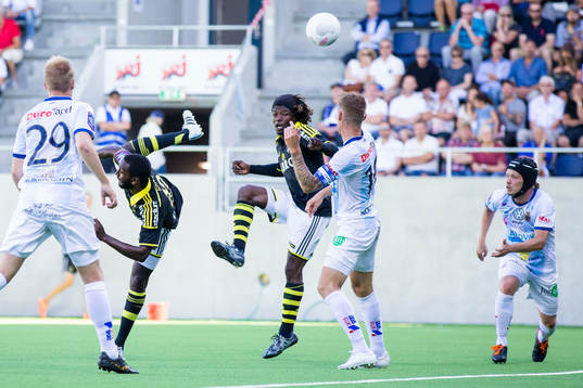 s Henok Goitom försöker sig på en klack mot mål