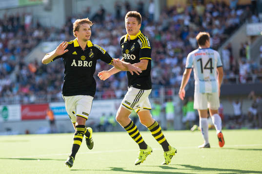s Johan Blomberg (v) firar 1-2 målet med Haukur Hauksson