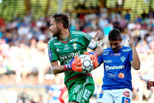 IFK Göteborgs målvakt John Alvbåge och Åtvidabergs