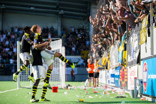s Johan Blomberg omfamnas av Mohamed Bangura och firar 2-1