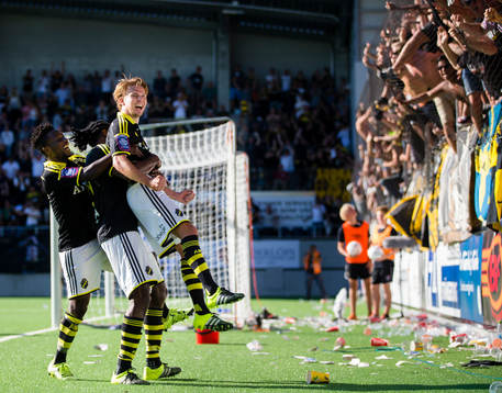 s Johan Blomberg omfamnas av Mohamed Bangura och firar 2-1