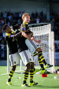 s Johan Blomberg omfamnas av Mohamed Bangura och firar 2-1