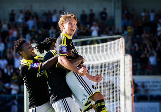 s Johan Blomberg omfamnas av Mohamed Bangura och firar 2-1