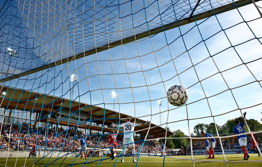 Åtvidabergs målvakt Gustav Jansson reagerar