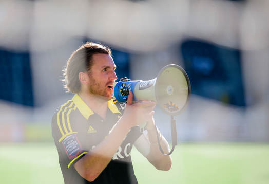 s Nils-Eric Johansson med en megafon i handen