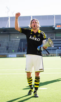 s Nils-Eric Johansson firar och sjunger med de tillresta