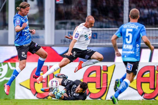 Halmstads målvakt Stojan Lukic räddar målchans från