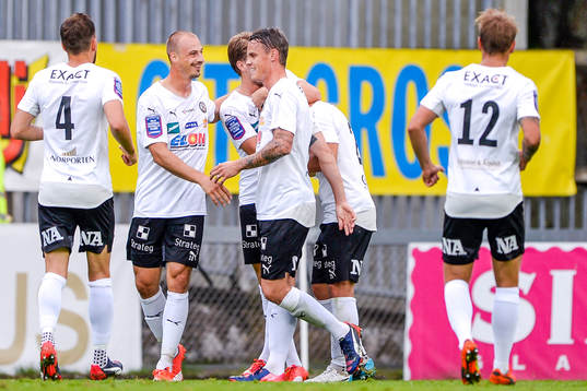 Örebros spelare firar 0-1 av Martin Broberg