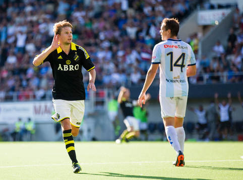 s Johan Blomberg firar sitt och AIK:s 1-2