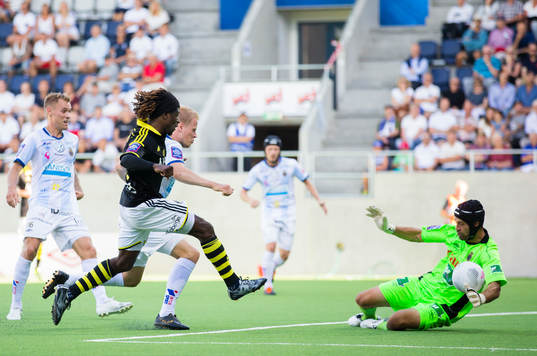 Gefles målvakt Emil Hedvall med en räddning på ett skott