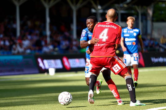 Åtvidabergs John Owoeri försöker ta sig förbi IFK