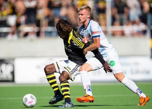 s Mohamed Bangura i kamp om bollen med Gefles Robin Nilsson