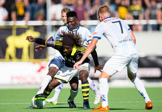 s Mohamed Bangura i kamp om bollen med Gefles Kvame Bonsu