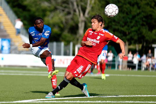 Åtvidabergs John Owoeri och IFK Göteborgs Mads Winther