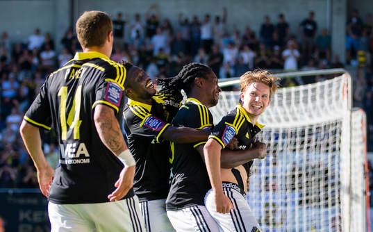 s Johan Blomberg lyfts upp av Dickson Etuhu