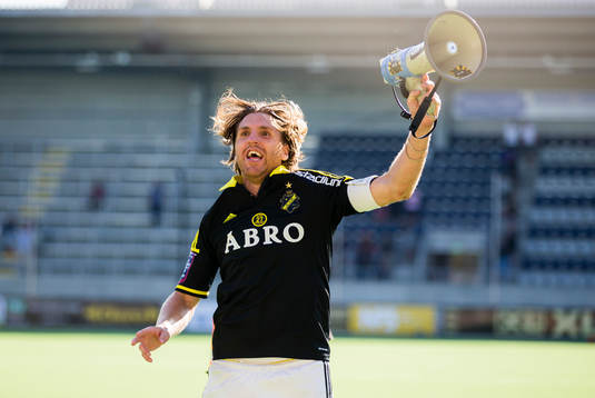 s Nils-Eric Johansson firar och sjunger med de tillresta