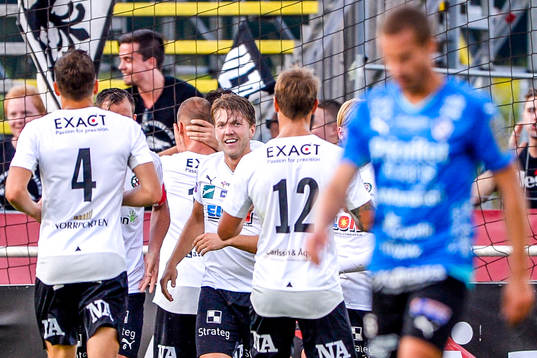 Örebros spelare firar 1-2 målet av Pär Eriksson