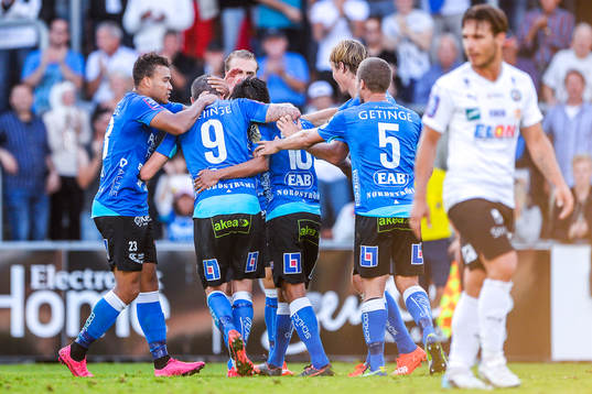 Halmstads spelare firar 2-2 målet av Antonio Rojas
