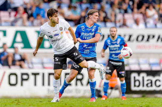 Örebros Astrit Ajdarevic och Halmstads Alexander Berntsson