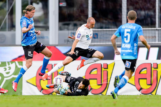 Halmstads målvakt Stojan Lukic räddar framför fötterna