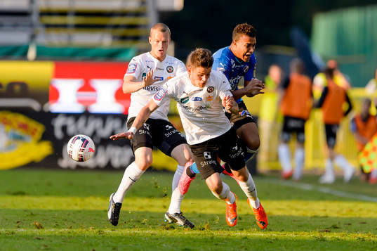 Örebros Eidur Aron Sigurbjörnsson och Halmstads Matthew