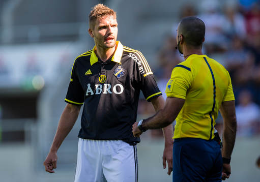 s Jos Hooiveld diskuterar med domare Mohammed Al-Hakim