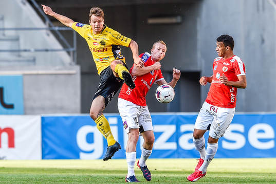 Elfsborgs Henning Hauger och Kalmars Tobias Eriksson i en