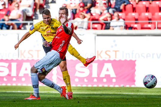 Elfsborgs Viktor Claesson provar skott förbi Kalmars