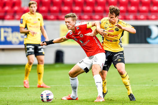 Kalmars Viktor Elm och Elfsborgs Henning Hauger i en kamp