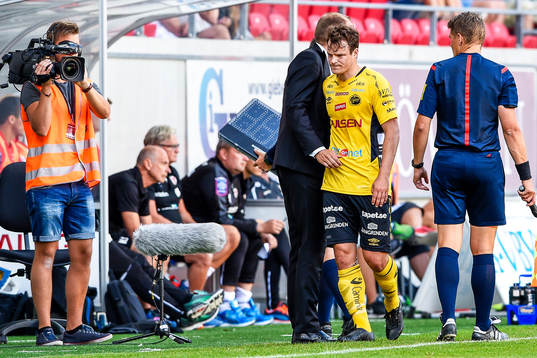 Elfsborgs Henning Hauger lämnar planen
