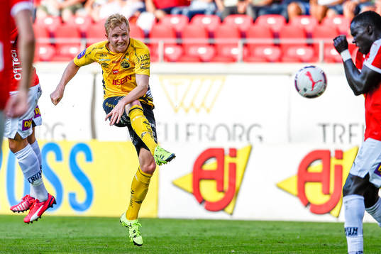 Elfsborgs Simon Lundevall provar skott på mål