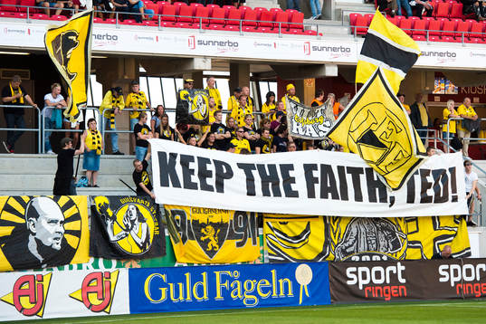 Elfsborgs supportrar med banderollen "Keep the faith, Ted"