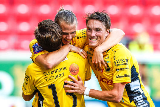 Elfsborgs Arber Zeneli och Lasse Nilsson firar Simon Hedlund