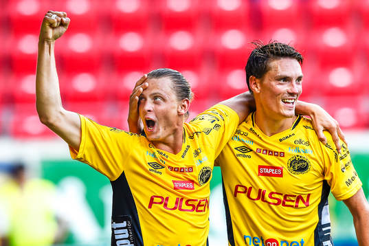 Elfsborgs Simon Hedlund och Lasse Nilsson firar 1-0