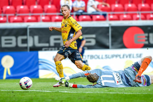 Elfsborgs Simon Hedlund gör 1-0 bakom Kalmars målvakt