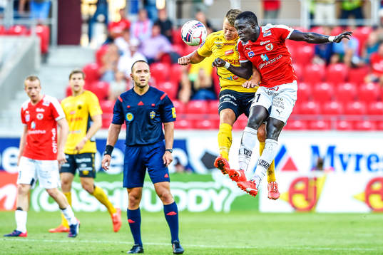 Elfsborgs Viktor Claesson och Kalmars Papa Alioune Diouf i